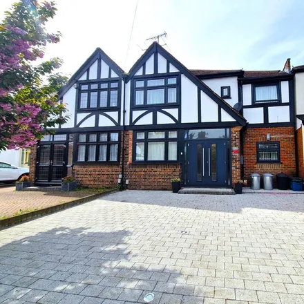 Rent this 5 bed townhouse on Mossford Lane in London, IG6 2FS