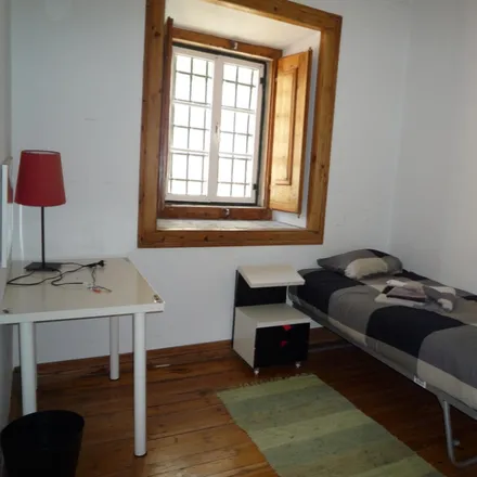 Rent this 3 bed room on Sta Apollónia in Rua dos Caminhos de Ferro, 1100-395 Lisbon