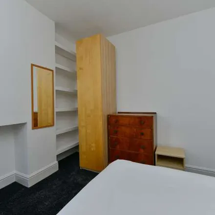 Image 3 - Robinson Road, London, SW17 9DS, United Kingdom - Apartment for rent