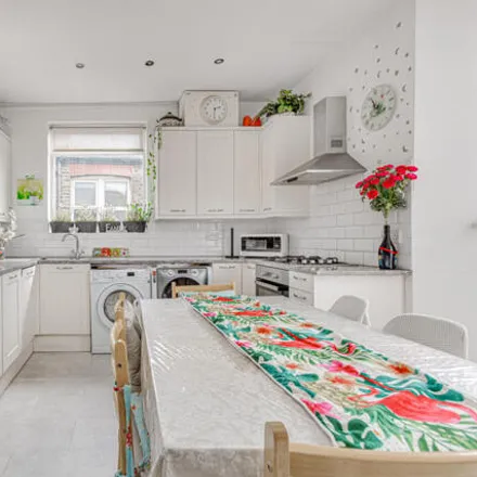 Rent this 4 bed room on 214 Fulham Palace Road in London, W6 8QX