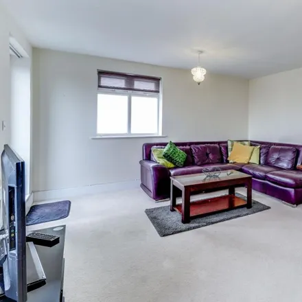 Image 3 - Staines Road West, Kempton Park, TW16 7BF, United Kingdom - Apartment for rent