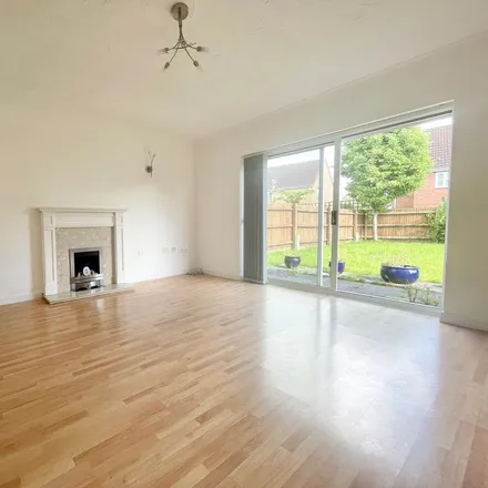 Image 2 - Romans Field School, Shenley Road, Bletchley, MK3 7AW, United Kingdom - House for rent