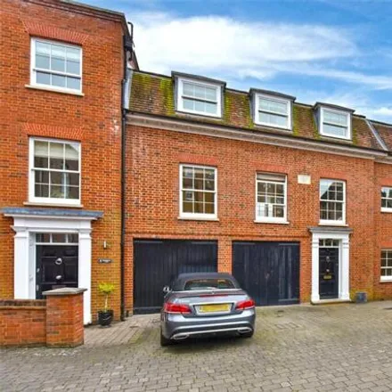 Rent this 3 bed townhouse on Long Walk Gate in The Long Walk, Windsor