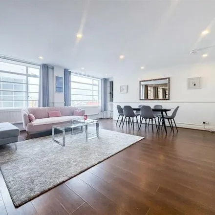 Rent this 4 bed room on George Street Mansions in 139-147 George Street, London