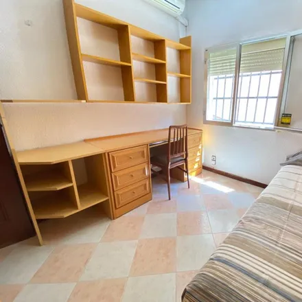 Rent this 7 bed room on Madrid in Calle Cardeñosa, 13