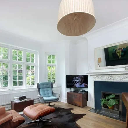 Rent this 5 bed duplex on Tring Avenue in London, W5 3QD