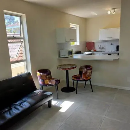Image 4 - Guildford Place, Ryan Road, Cape Town Ward 57, Cape Town, 7700, South Africa - Apartment for rent