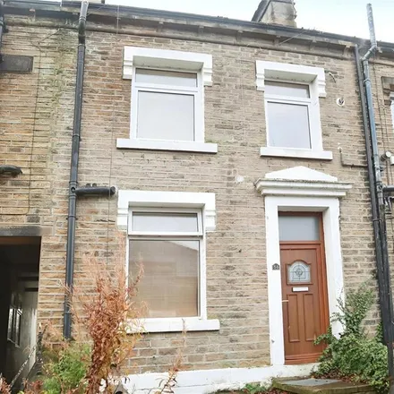 Rent this 2 bed townhouse on unnamed road in Milnsbridge, HD4 5FA