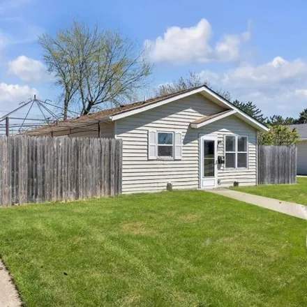 Buy this 3 bed house on 5079 39th Avenue in Kenosha, WI 53144