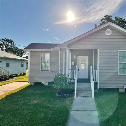 Rent this 2 bed duplex on 604 North Woodlawn Avenue in Metairie, LA 70001