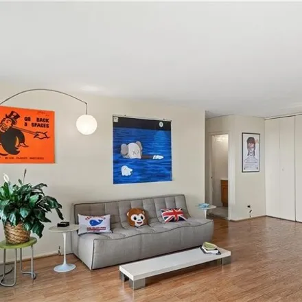 Image 3 - 2522 Olinville Avenue, New York, NY 10467, USA - Apartment for sale