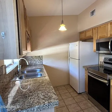 Image 5 - 3311 East Earll Drive, Phoenix, AZ 85018, USA - Apartment for sale