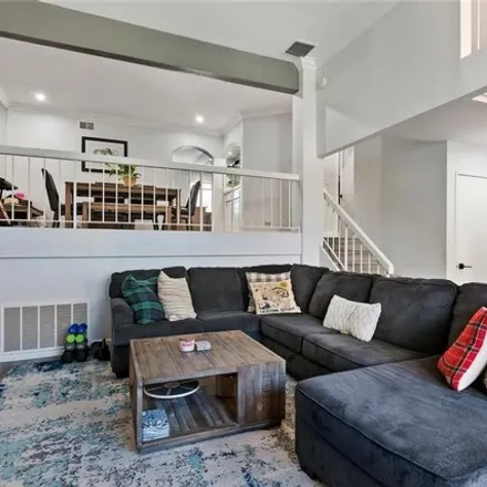 Image 7 - Owensmouth Avenue, Los Angeles, CA 91367, USA - Townhouse for sale