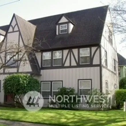 Buy this studio house on 2081 Hudson Street in Longview, WA 98632