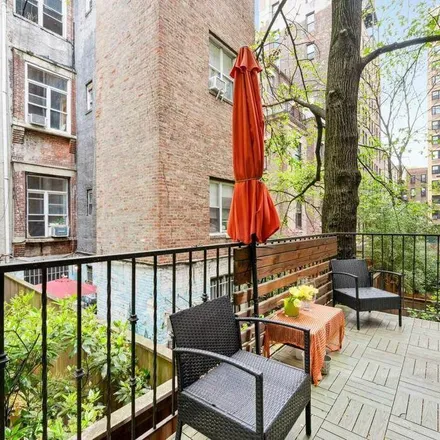 Rent this 3 bed townhouse on 27 West 69th Street in New York, NY 10023