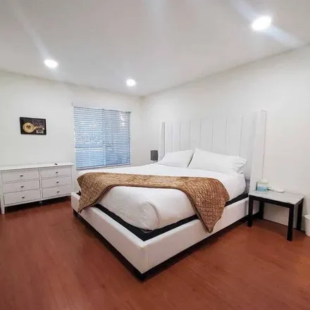 Rent this 2 bed condo on Los Angeles