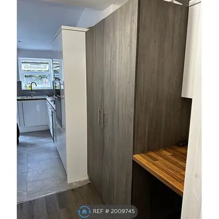Rent this 4 bed townhouse on Kingsley Road in Luton, LU3 2LS
