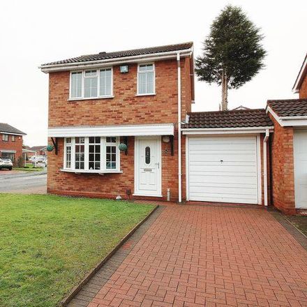 Rent this 3 bed house on Path from Packwood Close to Cheswick Close in Bilston, WV13 3TG