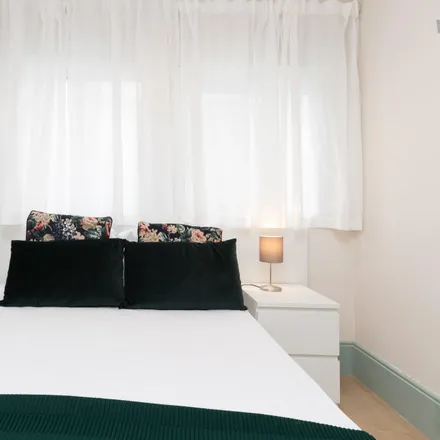 Rent this 2 bed room on Prenda Linda in Rua de Santa Catarina, 4000-446 Porto
