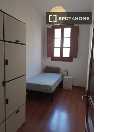 Rent this 3 bed room on Carrer d'Hartzenbusch in 21, 08001 Barcelona