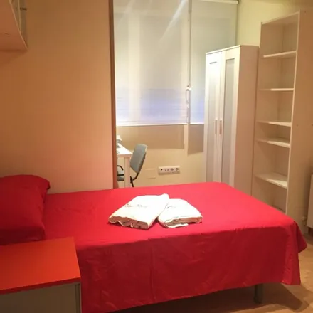 Rent this 5 bed room on Madrid in Calle de La del Manojo de Rosas, 118