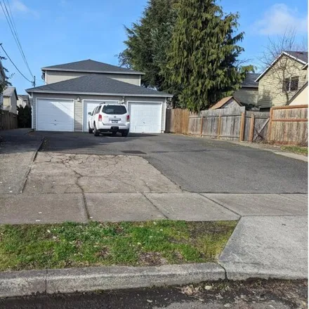 Buy this 6 bed townhouse on 8818 Southeast Brooklyn Street in Portland, OR 97266