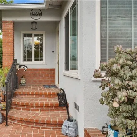 Image 2 - 7789 Wentworth Street, Los Angeles, CA 91042, USA - House for sale
