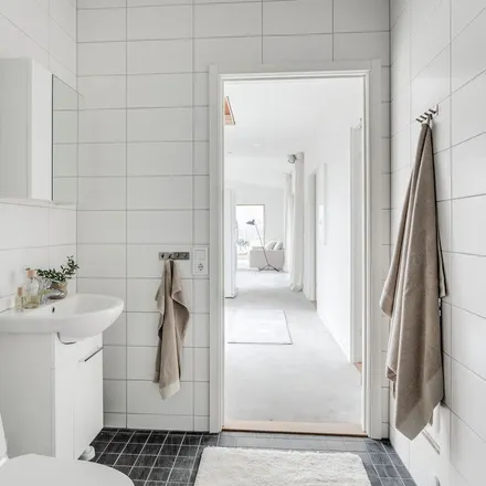 Rent this 3 bed apartment on Reinholdsgatan in Genevad, Sweden