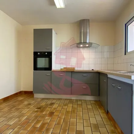 Image 6 - 4 Place de la Douze, 40000 Mont-de-Marsan, France - Apartment for rent