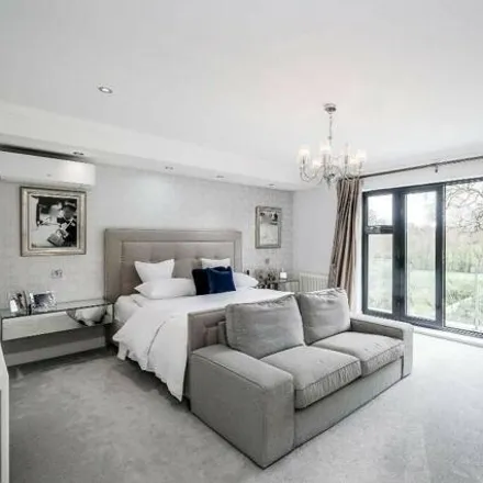 Image 3 - Forest Lane, Chigwell, IG7 5AE, United Kingdom - House for sale