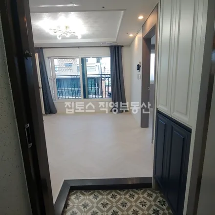 Rent this 2 bed apartment on 서울특별시 송파구 삼전동 55