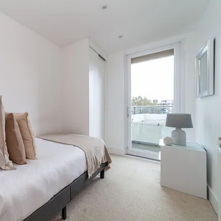Rent this 3 bed apartment on London in E14 7QZ, United Kingdom