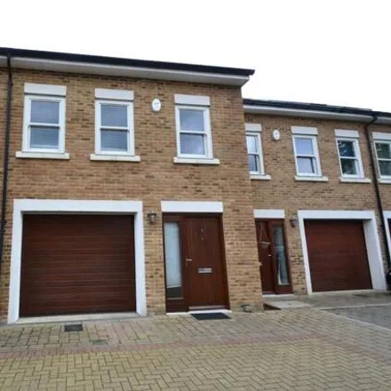 Rent this 4 bed townhouse on Kingfisher Close in Hoddesdon, EN10 7FG