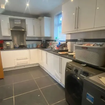 Rent this 5 bed duplex on Burrow Road in London, IG7 4HQ
