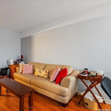 Image 7 - 71-12 70th Street, New York, NY 11385, USA - House for sale