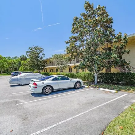 Rent this 2 bed condo on 400 18th St Apt D4 in Vero Beach, Florida