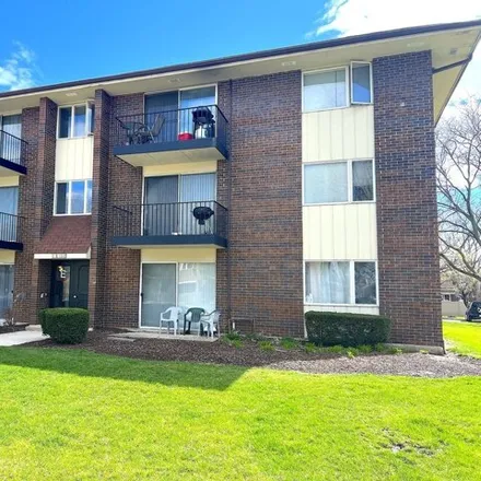 Buy this 1 bed condo on 5S100 Pebblewood Lane in Naperville, IL 60563