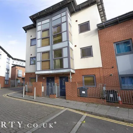 Rent this 4 bed townhouse on Bradshaw Close in Park Central, B15 2DF
