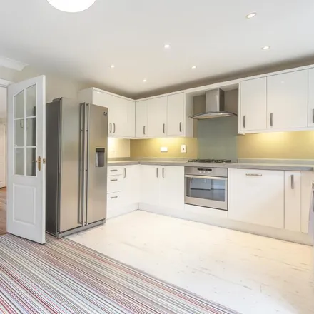 Rent this 4 bed townhouse on London Road in Newbury, RG14 5UL