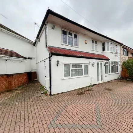 Rent this 5 bed duplex on Westgate Crescent in Slough, SL1 5PP