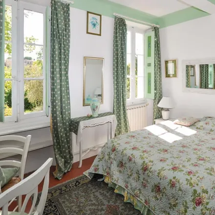 Rent this 8 bed house on Plascassier in Chemin du Servan, 06130 Grasse
