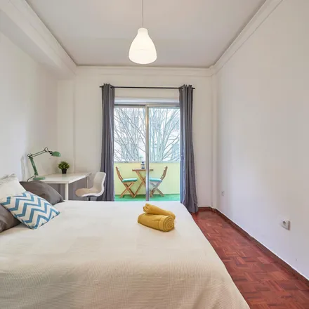 Rent this 9 bed room on Pastelaria Parque in Rua Sampaio e Pina, 1070-051 Lisbon