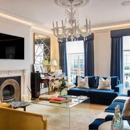 Rent this 5 bed house on 11 Oakley Street in London, SW3 5NN