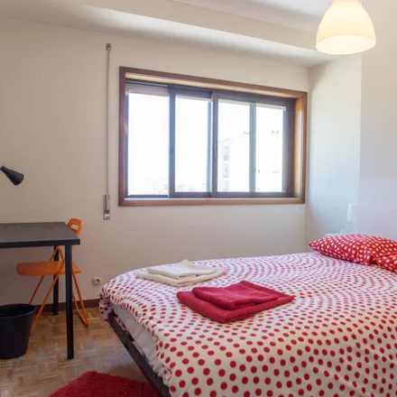 Rent this 5 bed room on Avenida de Fernão de Magalhães in 4200-517 Porto, Portugal