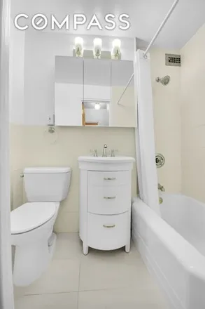 Image 6 - 225 East 46th Street, New York, NY 10017, USA - Condo for sale