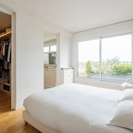 Rent this 6 bed apartment on Paris