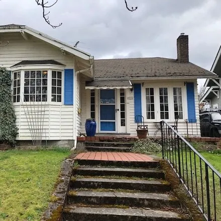 Buy this 3 bed house on 3116 Northeast 60th Avenue in Portland, OR 97213
