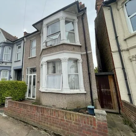 Rent this 3 bed townhouse on Westbourne Grove in Southend-on-Sea, SS0 9TY