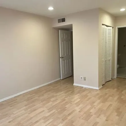 Image 2 - 4531 Colbath Avenue, Los Angeles, CA 91423, USA - Apartment for rent