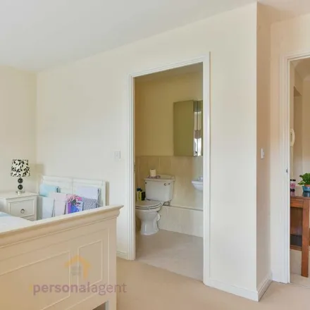 Image 8 - Horton Crescent, Epsom, KT19 8AA, United Kingdom - Apartment for rent